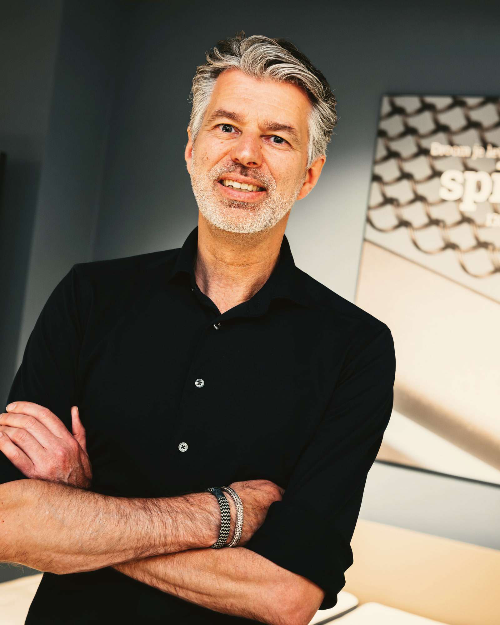 Ronald Wielinga in de showroom